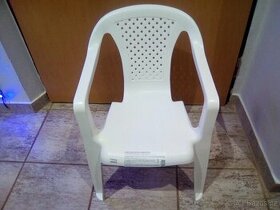Plastová dětská židlička židle bílá