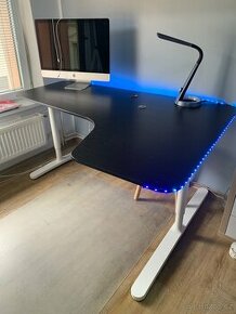 Stůl Bekant a skřínka Besta Ikea
