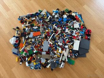 Prodám 4,3 kg LEGO kostek – velký mix