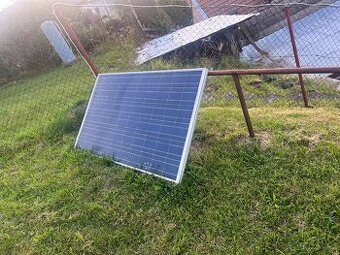 Solární panel na chatu s regulátorem