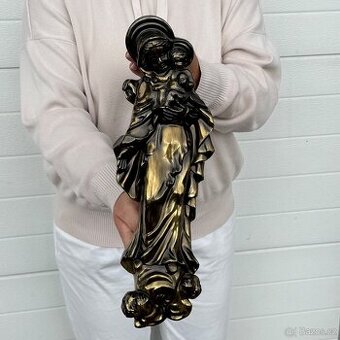 Krásná nástěnná socha Panna Marie