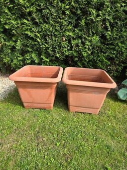 Prodám dva plastové květináče 40x47x47cm.