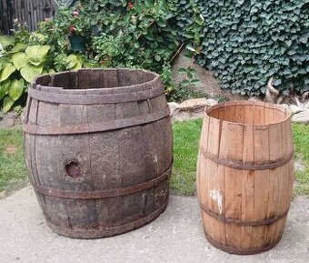 2 dřevěné sudy