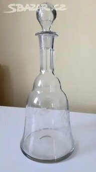 Skleněná broušená karafa