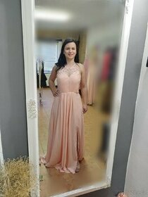 Meruňkové šaty s rozpakem na svatbu, ples.