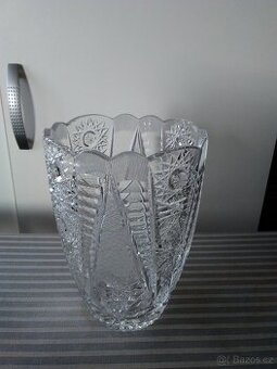 Skleněná broušená váza.