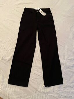 Černé džíny s širokými nohavicemi