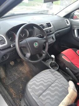 nd z škoda fabia 2 1.2htp 44kw červená modrá bílá