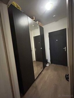 Velká skříň zrcadlo cerna moderni specha