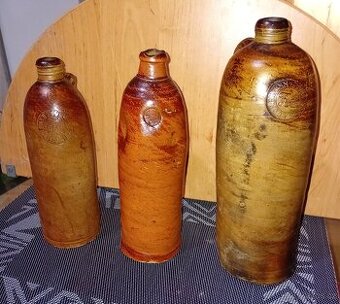 Staré kameninové láhve na prodej