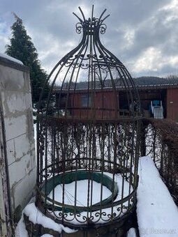 Kovaná dekorativní konstrukce na kašnu - zakázková výroba
