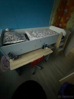 Dětská postel se stolem