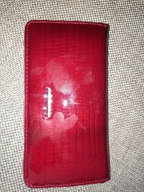 Červená peněženka Jennifer Jones