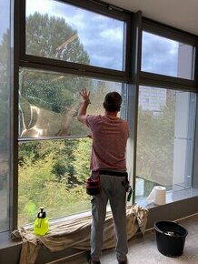 BRIGÁDA-Pomocný pracovník instalace okenních fólií