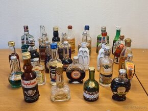Miniatury lahviček alkoholu sbírka 27 kusů