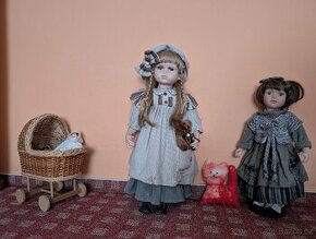 Porcelánové panenky a proutěný kočárek