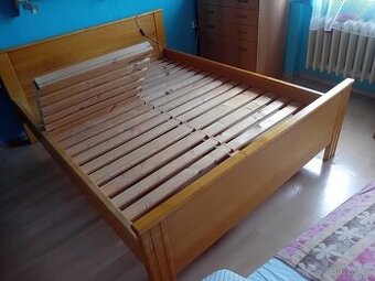 Dvoulůžko z masivu