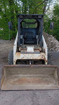 Smykový nakladač bobcat 743