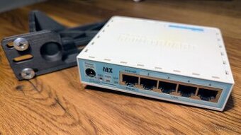 Mikrotik hEX + síťový adaptér + držák do racku