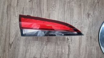 Škoda Scala 657945093 zadní levé světlo kufru