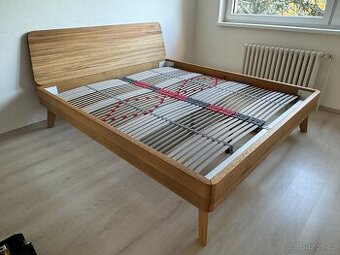 Designová manželská postel z masivu