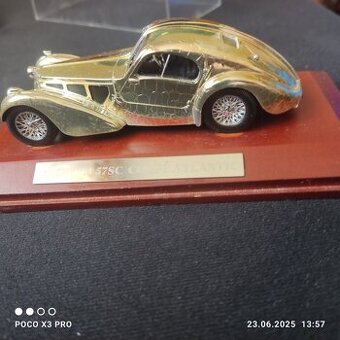 sbírka modelu aut a motorek