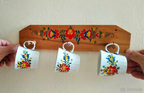 Retro dekorace, malovaný věšák s hrnky na zeď, dřevo. RETRO