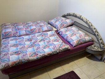 Čalouněná manželská postel s úložným prostorem