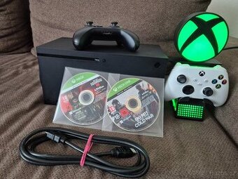 Xbox Series X, dva ovladače, hry a stojánek