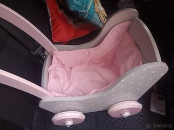 Dětský dřevěný kočárek pro panenky.