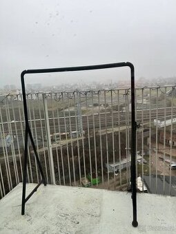 IKEA TURBO šatní stojan – pevný, černý (117×59 cm)