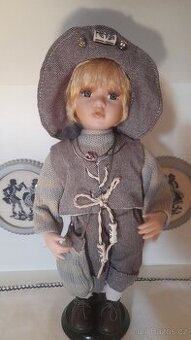 Krásná porcelánová panenka