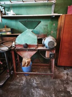 Šrotovník na obilí s kvalitním motorem DEMAG – dohoda