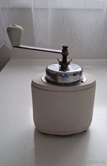 Starý retro mlýnek na kávu