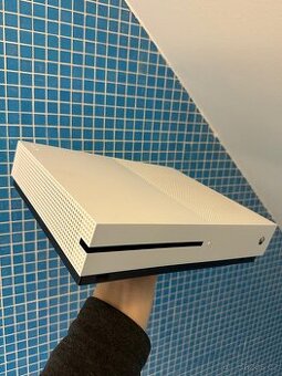 Xbox One S 500 GB + 2 ovladače + 2 hry