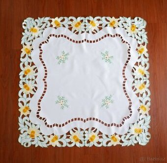Jarní vyšívaný ubrus s narcisy
