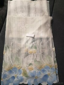 Záclony, červené závěsy, ubrus.