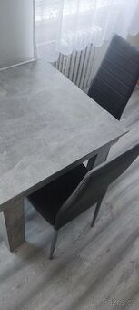 Jídelní stůl se židlemi
