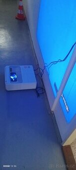 Projektor Sony model VPL-SW536