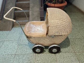 starožitný proutěný kočárek Liberta