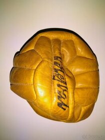 Volejbalový míč sběratelský kousek - kožený z roku 1974