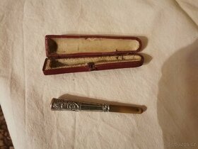 Starožitná cigaretová špička z jantaru a stříbra v etue