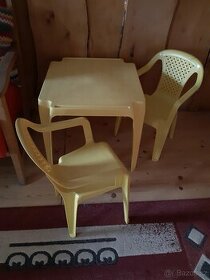Stolek a 2 židličky