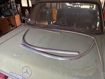 Mercedes W115 zadní okno