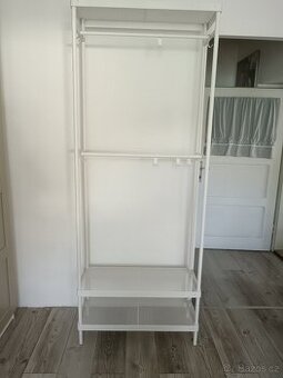 Stojan na šaty s úložným prostorem