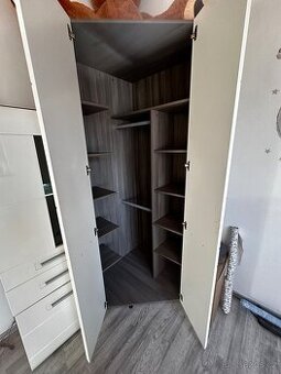 Šedá šatní rohová skříň + osvětlená skříň