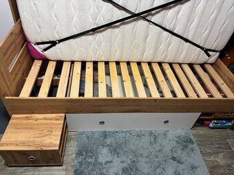 Postel s úložným prostorem