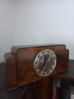 Prodej starých stolních hodin.