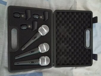 Sada mikrofónov na spev.