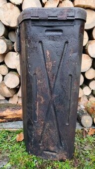 Nábojová skříň Wehrmachtu a olejový kanystr